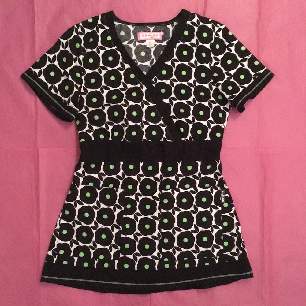 Koi Rylee Floral Silhouettes Scrub Top Size Small